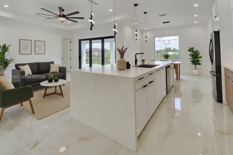 House in Cape Coral, Florida 4 bedrooms № 2080656 - photo 2