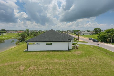House in Cape Coral, Florida 4 bedrooms № 2080656 - photo 14