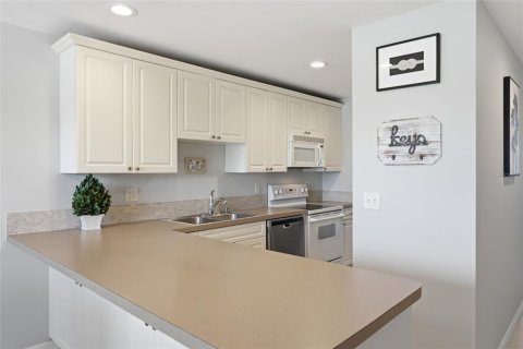 Condo in Cape Coral, Florida, 2 bedrooms № 2102800 - photo 12