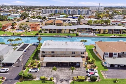 Condo in Cape Coral, Florida, 2 bedrooms № 2102800 - photo 2