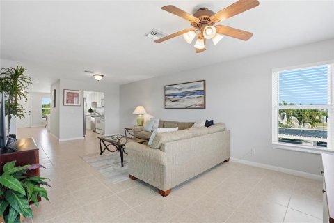 Condo in Cape Coral, Florida, 2 bedrooms № 2102800 - photo 5