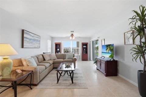 Condo in Cape Coral, Florida, 2 bedrooms № 2102800 - photo 9