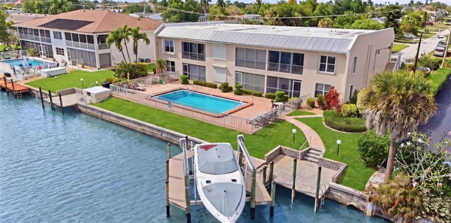 Condo in Cape Coral, Florida, 2 bedrooms № 2102800