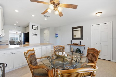 Condo in Cape Coral, Florida, 2 bedrooms № 2102800 - photo 14