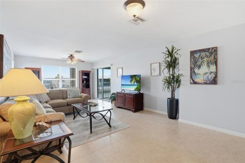 Condo in Cape Coral, Florida, 2 bedrooms № 2102800 - photo 8