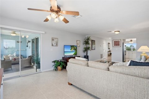 Condo in Cape Coral, Florida, 2 bedrooms № 2102800 - photo 7