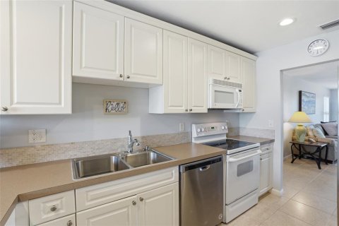 Condo in Cape Coral, Florida, 2 bedrooms № 2102800 - photo 11