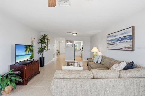 Condo in Cape Coral, Florida, 2 bedrooms № 2102800 - photo 6