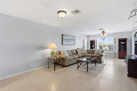 Condo in Cape Coral, Florida, 2 bedrooms № 2102800 - photo 4