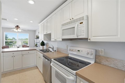 Condo in Cape Coral, Florida, 2 bedrooms № 2102800 - photo 10