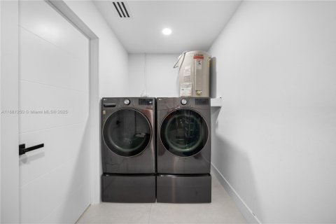 Casa en venta en Miami, Florida, 4 dormitorios, 209.03 m2 № 1977692 - foto 27