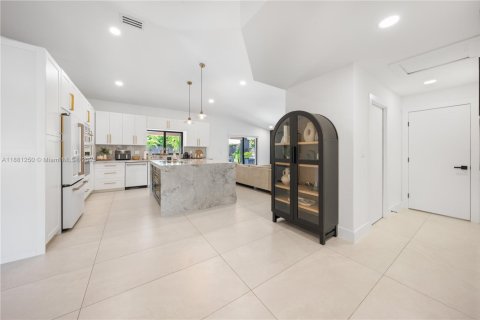 Casa en venta en Miami, Florida, 4 dormitorios, 209.03 m2 № 1977692 - foto 8