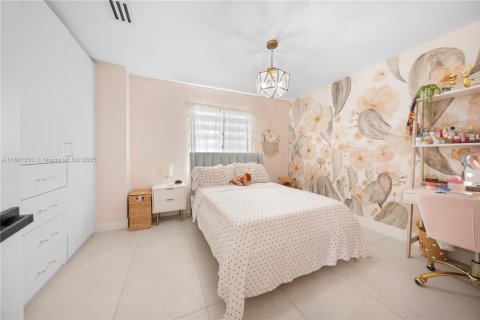 Casa en venta en Miami, Florida, 4 dormitorios, 209.03 m2 № 1977692 - foto 21