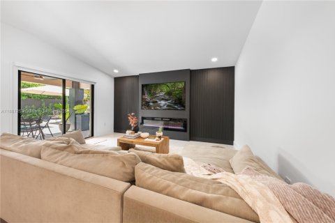 Casa en venta en Miami, Florida, 4 dormitorios, 209.03 m2 № 1977692 - foto 9