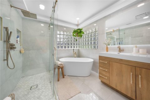 Casa en venta en Miami, Florida, 4 dormitorios, 209.03 m2 № 1977692 - foto 23