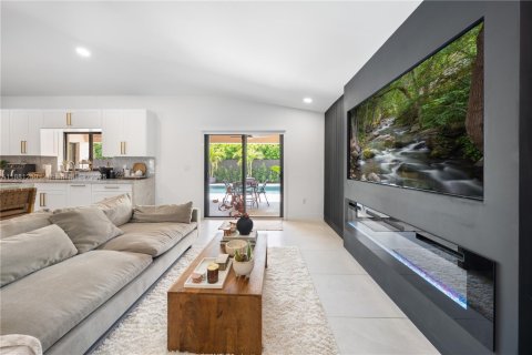 Casa en venta en Miami, Florida, 4 dormitorios, 209.03 m2 № 1977692 - foto 10