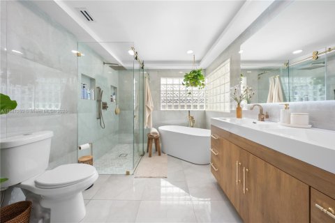 Casa en venta en Miami, Florida, 4 dormitorios, 209.03 m2 № 1977692 - foto 22
