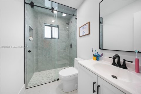Casa en venta en Miami, Florida, 4 dormitorios, 209.03 m2 № 1977692 - foto 25