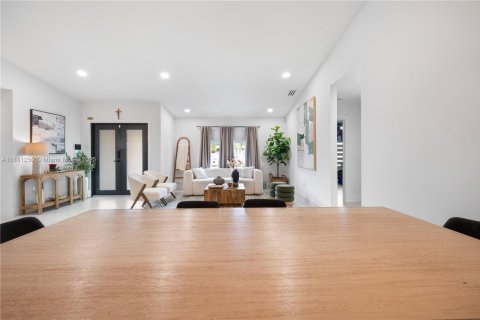 Casa en venta en Miami, Florida, 4 dormitorios, 209.03 m2 № 1977692 - foto 11