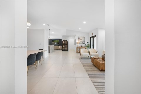 Casa en venta en Miami, Florida, 4 dormitorios, 209.03 m2 № 1977692 - foto 3
