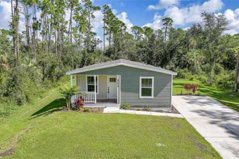 House in Port Charlotte, Florida 3 bedrooms, 134.43 sq.m. № 1894363 - photo 2