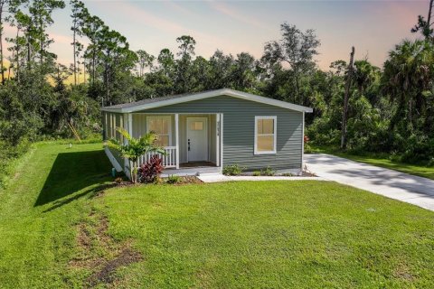 House in Port Charlotte, Florida 3 bedrooms, 134.43 sq.m. № 1894363 - photo 1