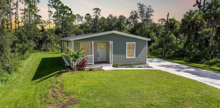 House in Port Charlotte, Florida 3 bedrooms, 134.43 sq.m. № 1894363