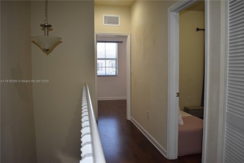 House in Hialeah, Florida 3 bedrooms, 143.53 sq.m. № 1775266 - photo 6
