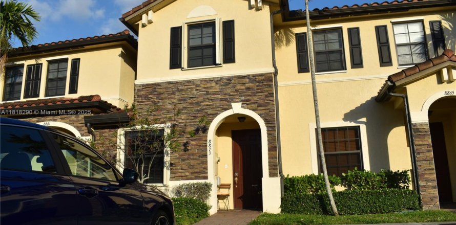 House in Hialeah, Florida 3 bedrooms, 143.53 sq.m. № 1775266