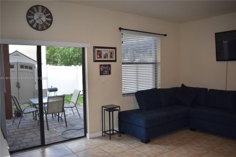 House in Hialeah, Florida 3 bedrooms, 143.53 sq.m. № 1775266 - photo 4