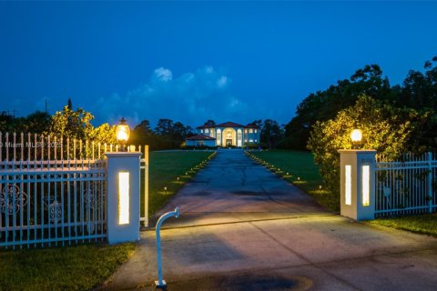 House in Palm City, Florida 9 bedrooms, 458.84 sq.m. № 1862498 - photo 8