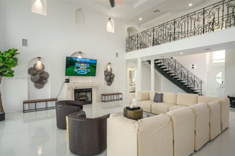 House in Palm City, Florida 9 bedrooms, 458.84 sq.m. № 1862498 - photo 27