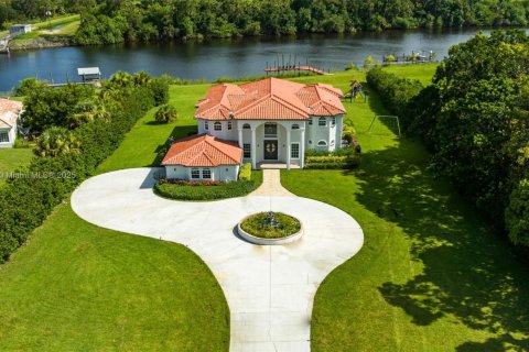 House in Palm City, Florida 9 bedrooms, 458.84 sq.m. № 1862498 - photo 1