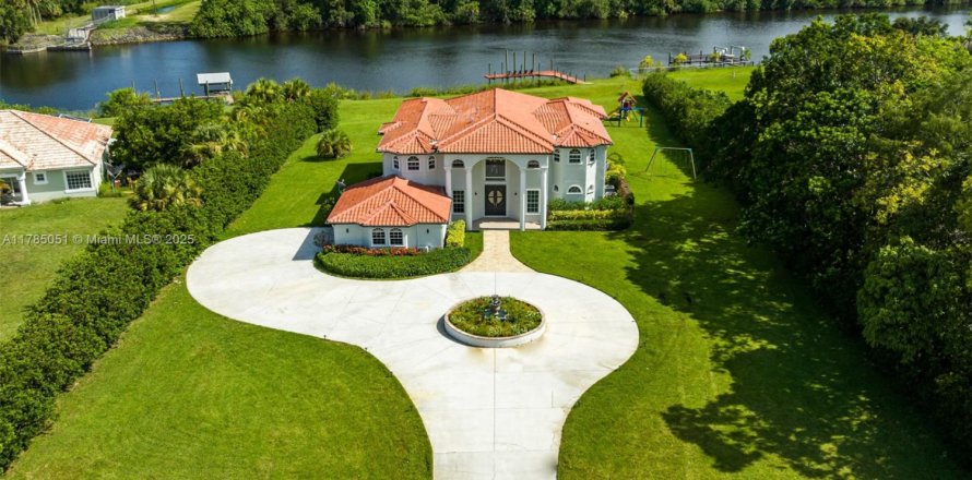 House in Palm City, Florida 9 bedrooms, 458.84 sq.m. № 1862498
