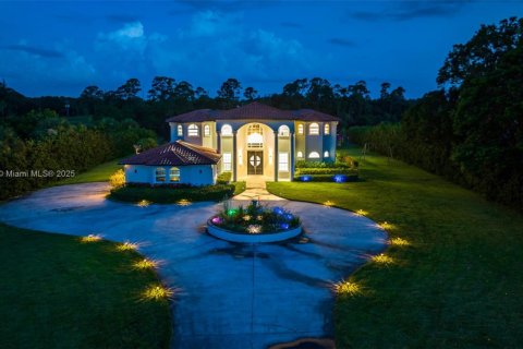 House in Palm City, Florida 9 bedrooms, 458.84 sq.m. № 1862498 - photo 7