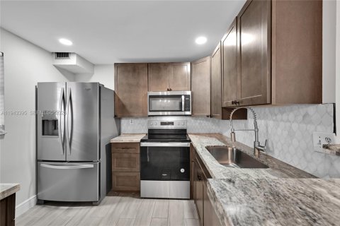 Кондоминиум с 1 спальней в Лодердейл-Лейкс, Флорида № 2001628