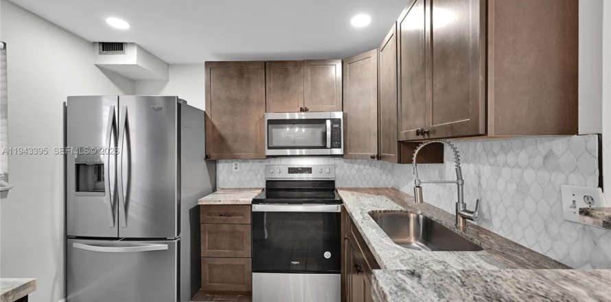 Кондоминиум с 1 спальней в Лодердейл-Лейкс, Флорида № 2001628