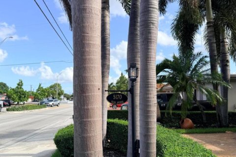 Casa en venta en Hialeah, Florida, 3 dormitorios, 123.93 m2 № 2168986 - foto 2