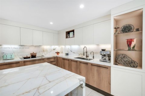 Villa ou maison à vendre à Miami, Floride: 4 chambres, 313.64 m2 № 1950363 - photo 14
