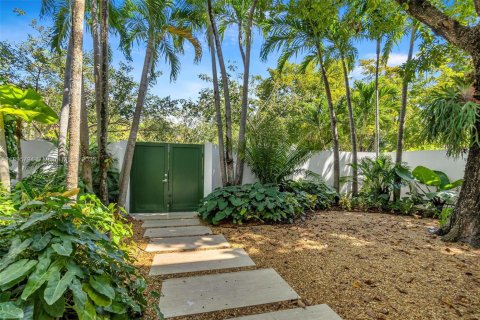 Villa ou maison à vendre à Miami, Floride: 4 chambres, 313.64 m2 № 1950363 - photo 2