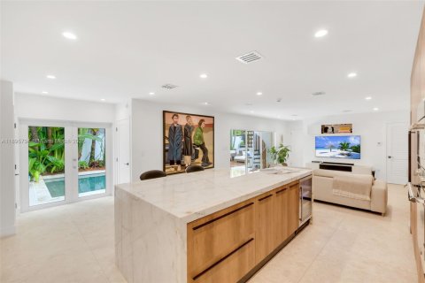 Villa ou maison à vendre à Miami, Floride: 4 chambres, 313.64 m2 № 1950363 - photo 15