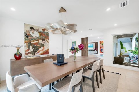 Villa ou maison à vendre à Miami, Floride: 4 chambres, 313.64 m2 № 1950363 - photo 12