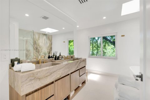 Villa ou maison à vendre à Miami, Floride: 4 chambres, 313.64 m2 № 1950363 - photo 30