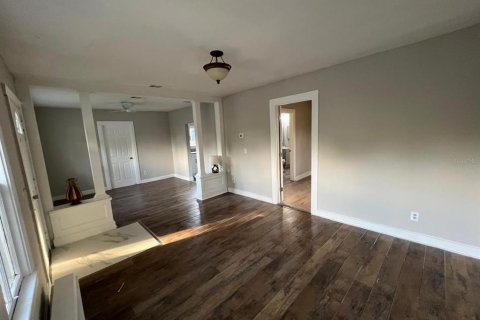 House in Tampa, Florida 2 bedrooms, 92.44 sq.m. № 2233414 - photo 2
