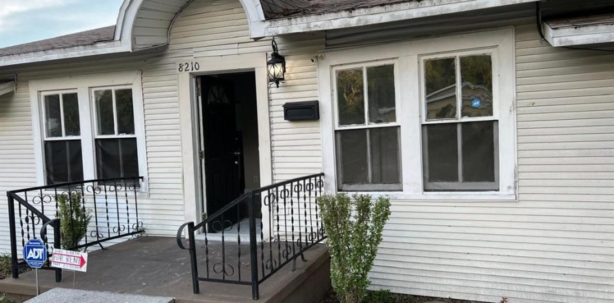 House in Tampa, Florida 2 bedrooms, 92.44 sq.m. № 2233414