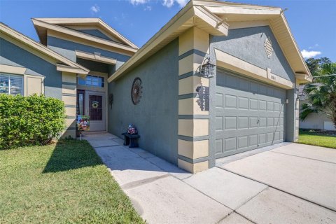 House in Wesley Chapel, Florida 4 bedrooms, 154.68 sq.m. № 2425580 - photo 2