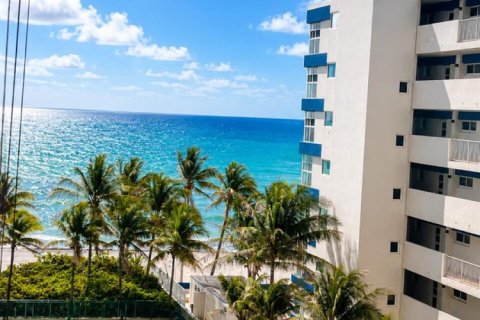 Condominio en venta en Hallandale Beach, Florida, 2 dormitorios, 104.98 m2 № 2191466 - foto 20