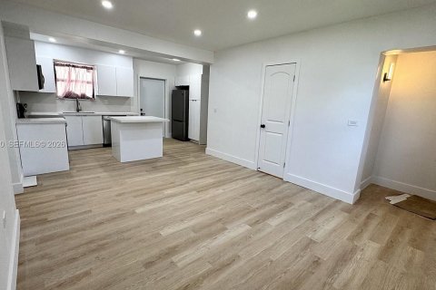 Villa ou maison à louer à Miami, Floride: 3 chambres, 116.13 m2 № 2390152 - photo 5