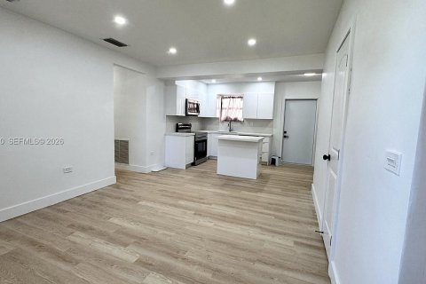 Villa ou maison à louer à Miami, Floride: 3 chambres, 116.13 m2 № 2390152 - photo 4