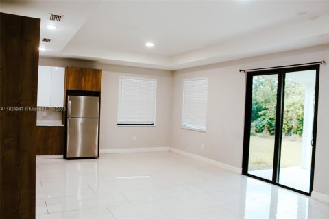Villa ou maison à louer à Lehigh Acres, Floride: 3 chambres, 125.79 m2 № 1790554 - photo 6